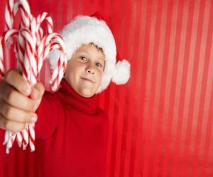 пазл Ребенок с шляпы Санта-Клауса и конфеты трость в руке